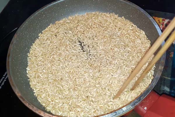 cách làm sữa gạo lợi sữa Chỉ 15 phút làm sữa gạo lợi sữa, có ngay sữa mẹ về ướt áo