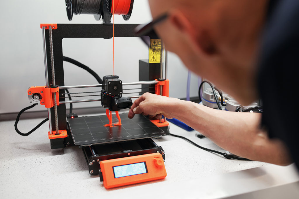 in-3d-so-voi-ep-phun người kiểm tra-máy in 3d